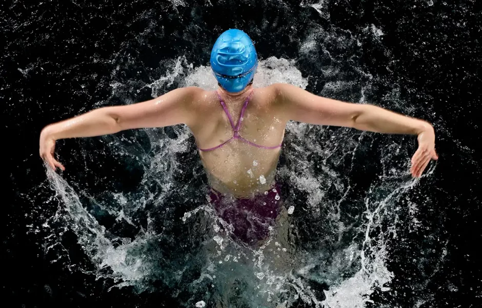 professional swimmer in the pool for the article about: butterfly stroke tips